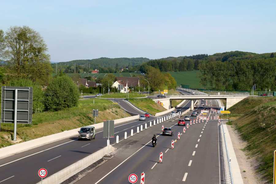 In der Höhe der Auffahrt an der Hauptstraße muss noch die Betonschutzwand gegossen werden. Dafür wird in ein paar Wochen der Verkehr für wenige Tage von Lage über den Kreisverkehr wieder auf die B66 umgeleitet. Foto: Thomas Dohna