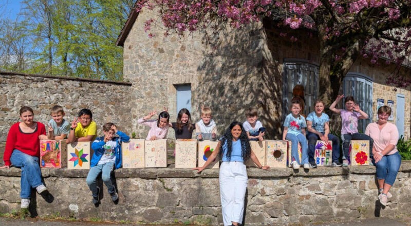Die Teilnehmerinnen und Teilnehmer präsentieren stolz ihre Cajóns. Foto: LVL