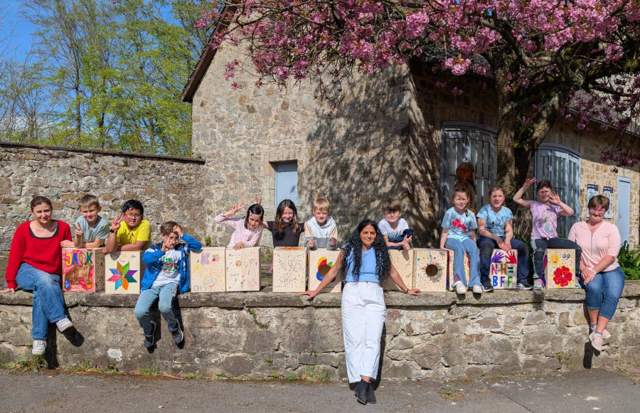 Die Teilnehmerinnen und Teilnehmer präsentieren stolz ihre Cajóns. Foto: LVL