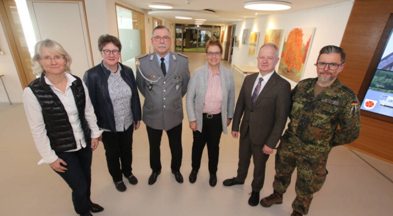 Claudia Holzkämper (Kreis Lippe), Heinrike Heil (Stiftung Standortsicherung), Stabsunteroffizier a.D Adrian Stein (Reservistenverband), Sabine Beine (Verwaltungsvorstand Kreis Lippe), Dr. Jan-Jasper Fast (Stiftung Bundeswehr-Sozialwerk) und Oberstabsfeldwebel Oliver Mann (Familienbetreuungszentrum Augustdorf) (von links) freuen sich über die Unterstützung durch die Mittel der Bundeswehrstiftung. Foto: Kreis Lippe