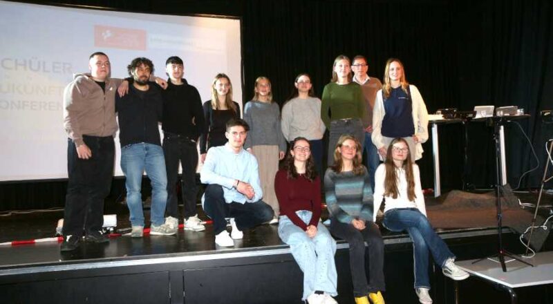 Schülerinnen und Schüler sowie ein Teil der Gäste haben sich nach der Konferenz zum Foto aufgestellt. Foto: Thomas Dohna