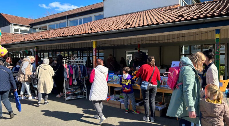 Auf den Frühlingsmarkt der Grundschiule Asemissen kame viele Besucherinnen und Besucher. Foto: Privat