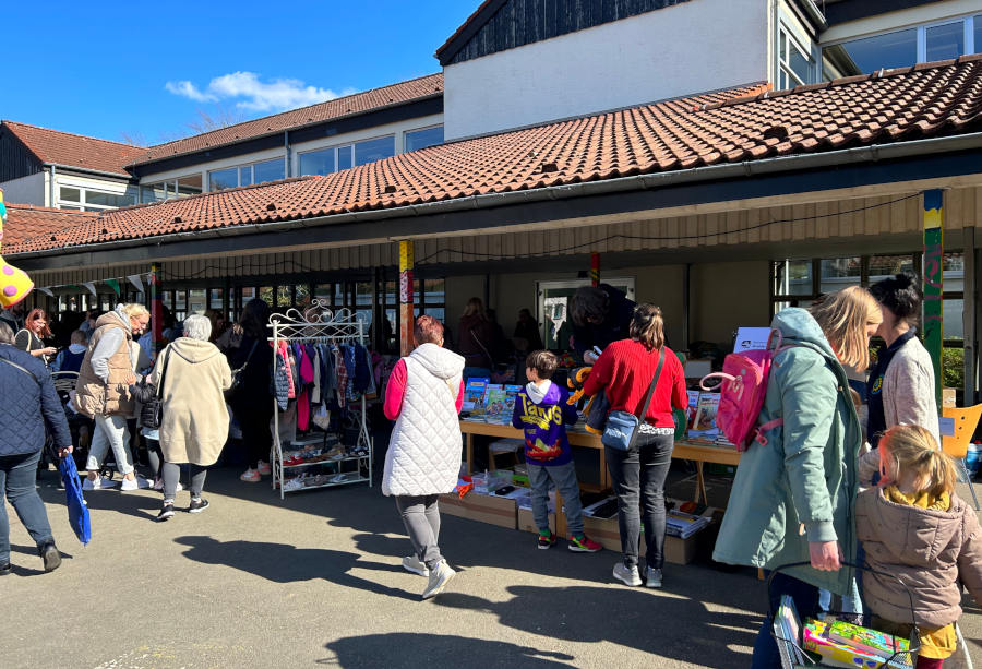 Auf den Frühlingsmarkt der Grundschiule Asemissen kame viele Besucherinnen und Besucher. Foto: Privat