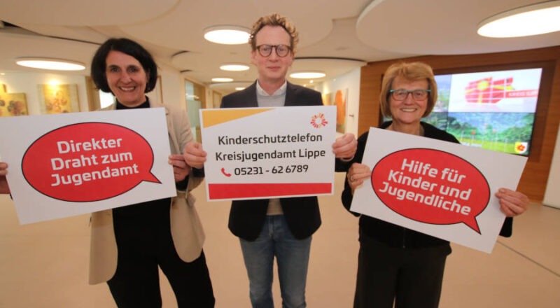 Ulrike Glathe, Leiterin des Fachbereichs Jugend und Familie des Kreises Lippe, Olaf Peterschröder, zuständiger Verwaltungsvorstand, und Birgit Piltman, Leiterin des Fachgebiets Soziale Dienste des Kreises Lippe (von links), freuen sich auf den Start des neuen Kinderschutztelefons. Foto: Kreis Lippe