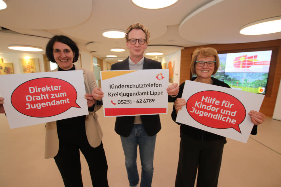 Ulrike Glathe, Leiterin des Fachbereichs Jugend und Familie des Kreises Lippe, Olaf Peterschröder, zuständiger Verwaltungsvorstand, und Birgit Piltman, Leiterin des Fachgebiets Soziale Dienste des Kreises Lippe (von links), freuen sich auf den Start des neuen Kinderschutztelefons. Foto: Kreis Lippe