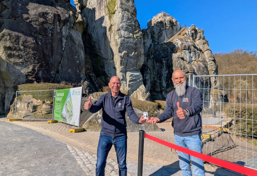Die Mitarbeiter Uli Horstmann (links) und Werner Walhöfer freuen sich, die Gäste am Samstag im provisorischen Kassenhäuschen an den Externsteinen begrüßen zu dürfen. Foto: LVL