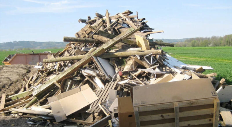 Aufgeschichtetes Holz für ein Osterfeuer. Foto: NABU