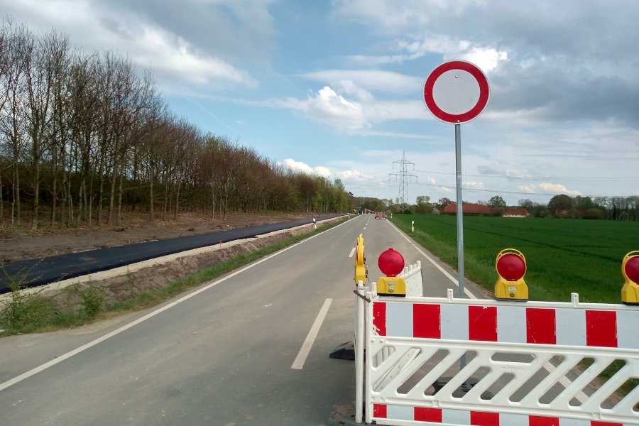 Das vorletzte Teilstück des Bürgerradweges entlang der Schackenburger/Heipker Straße wird gebaut. Foto: Thomas Dohna