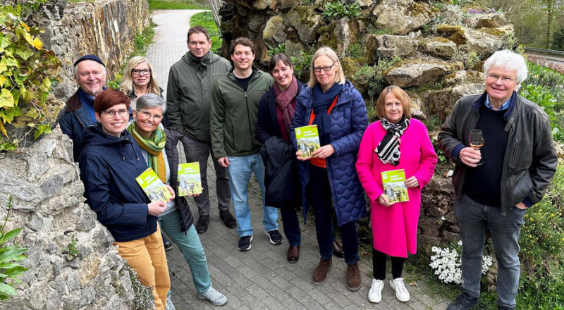 Präsentieren die aktuelle Ausgabe des Magazins „natur erleben“ im Winzer’schen Garten am Johannisberg (von links): Ernst Heitlinger (Gesellschaft Winzer’scher Garten GWG), Malin Stuckmann (Umweltbetrieb), Luise Leßmann (GWG), Michaela Hagmeister (Umweltamt), Sven Dodenhoff (Bauamt), Sebastian Bunzel (Sportamt), Heike Meyer zu Bentrup (Umweltamt), Beate Kleinewietfeld (deteringdesign), Almut Fortmeier (Dezernat für Schule, Bürger, Kultur, Sport) und Holger Dainat (GWG). Foto: Umweltbetrieb/Stadt Bielefeld