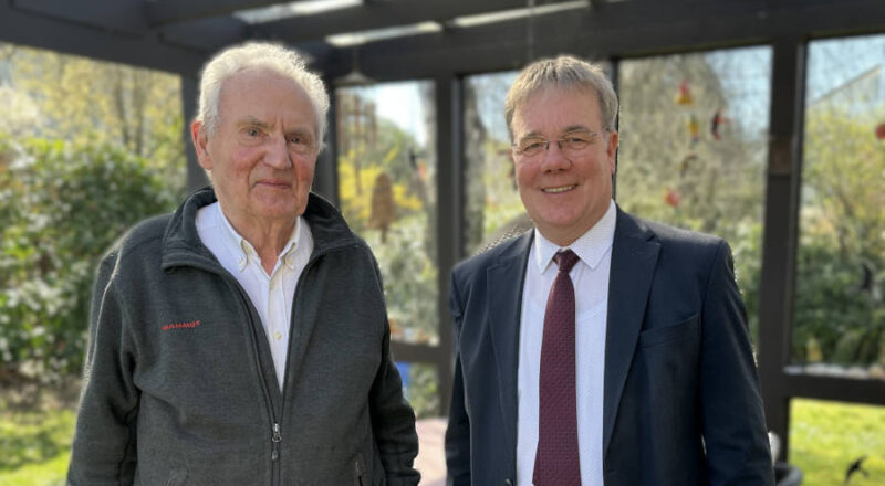 60-jähriges Ordinationsjubiläum: Pfarrer i.R. Hans-Jürgen Meier (links) freute sich über die Glückwünsche und den Besuch von Landessuperintendent Dietmar Arends. Foto: Lippische Landeskirche