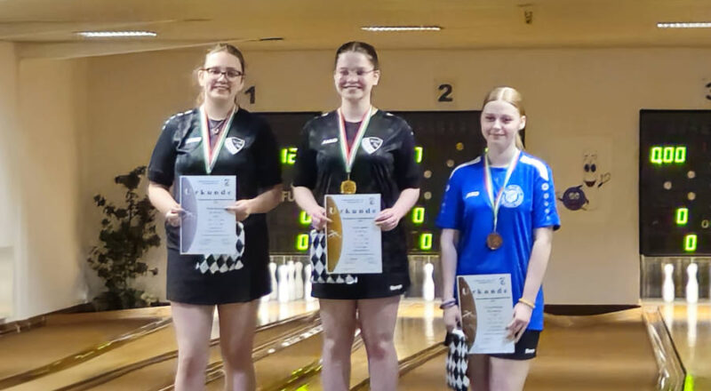 Lilly Lemke (Mitte) und Paula Kurzius (links) bei der Siegerehrung zu den westdeutschen Meisterschaften in der Klasse U18. Foto: Privat