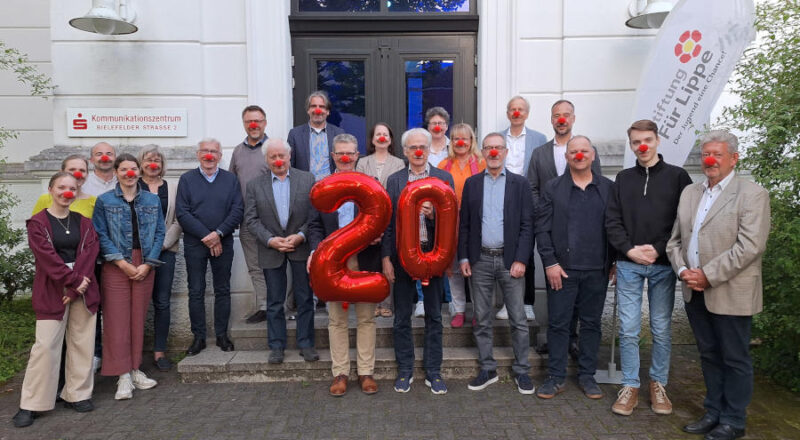 Vorstand, Stiftungsrat, Mitglieder der Stifterversammlung und Projektpartner der Stiftung „Für Lippe“ setzen gemeinsam ein Zeichen für mehr Humor im Kita-Alltag. Foto: Christina-Carolin Rempe/ Stiftung Standortsicherung