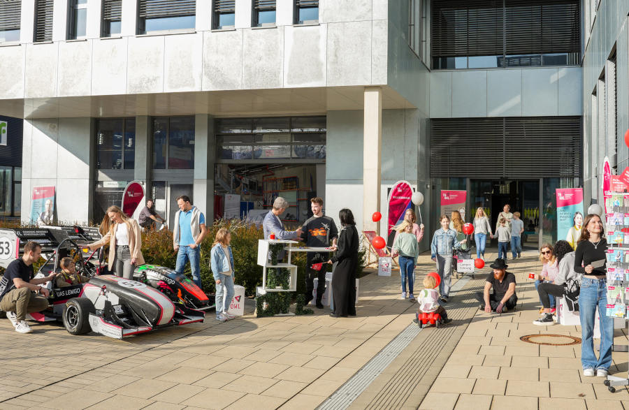 Die TH OWL lädt alle ein zu ihrem Tag der offenen Tür am Samstag, 17. Mai, in Detmold und Lemgo. Familien, Nachbarschaft, Studieninteressierte, Freundinnen und Freunde der Hochschule sowie alle, die Lust haben, Wissenschaft einmal ganz anders zu erleben, sind herzlich willkommen. Foto: TH OWL