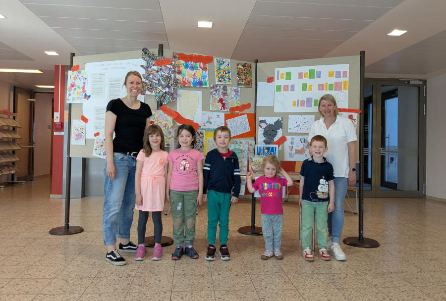 Die Kinder aus dem Regenbogen-Kinderland haben mit ihren Erzieherinnen die Ausstellung im Rathaus mit eigenen Werken bestückt. Foto: Privat