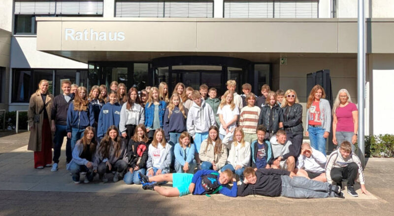 Die Gäste aus Polen zusammen mit den Schülerinnen und Schülern der FFG und ihren Lehrerinnen vor dem Rathaus Leopoldshöhe. Foto: Privat