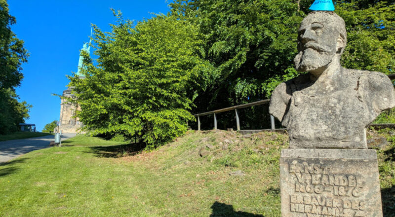Die Statue von Ernst von Bandel mit Geburtstagshut auf dem Gelände des Hermannsdenkmals Foto:LVL