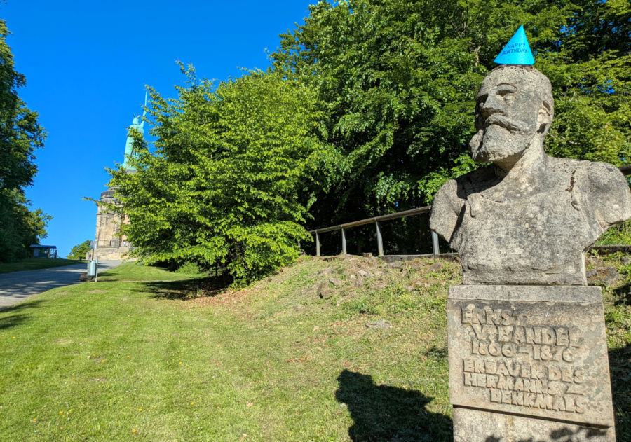 Die Statue von Ernst von Bandel mit Geburtstagshut auf dem Gelände des Hermannsdenkmals Foto:LVL