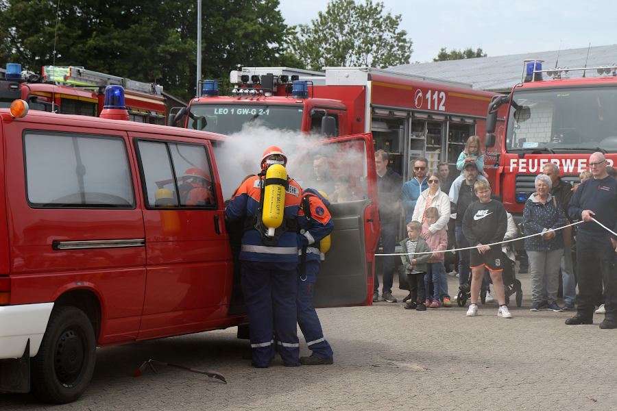 Zwei Jugendfeuerwehrleute befreien bei der Einsatzdemonstration die hilflose Person aus dem rauchenden Fahrzeug. Foto: Edeltraud Dombert
