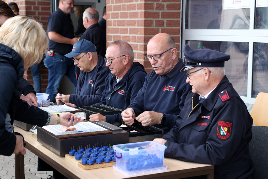 Ein gewohntes Bild: Die Mitglieder der Ehrenabteilung Gerd Deppe, Uwe Mäscher, Wolfgang Müller und Hans Koppmann (von links) tauschen Bargeld gegen Chips. Foto: Edeltraud Dombert
