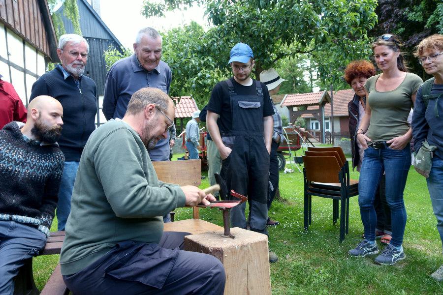 Thomas Havemann zeigt Teilnehmerinnen und Teilnehmern des Workshops, wie es geht. Foto: Thomas Dohna