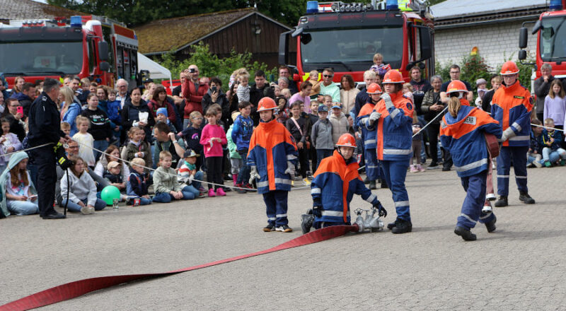 Die Jugendfeuerwehr baut den Löschangriff auf. Foto: Edeltraud Dombert