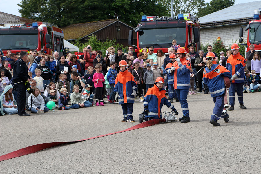 Die Jugendfeuerwehr baut den Löschangriff auf. Foto: Edeltraud Dombert