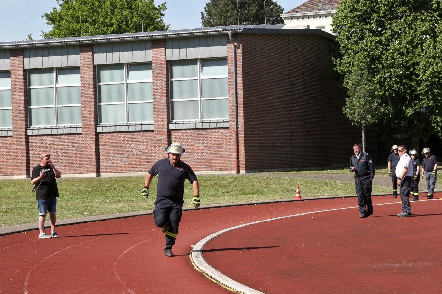 Feuerwehrmann Kai Schewe sprintet beim Staffellauf. Foto: Edeltraud Dombert