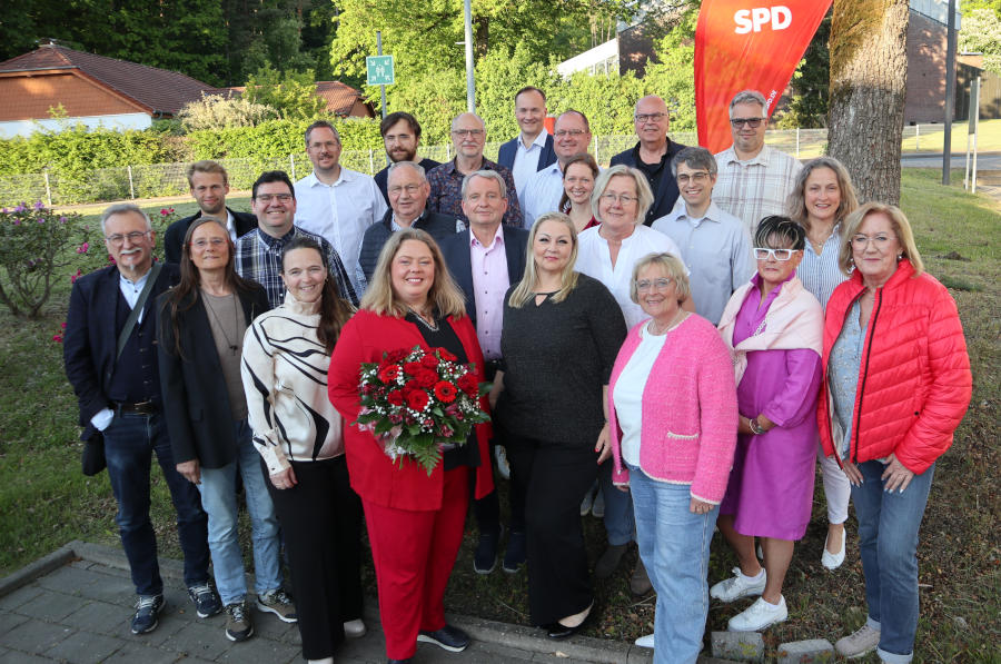 Ilka Kottmann (mit Blumenstrauß) und die Kandidierenden sind bereits für den Kommunalwahlkampf Foto: SPD Lippe.