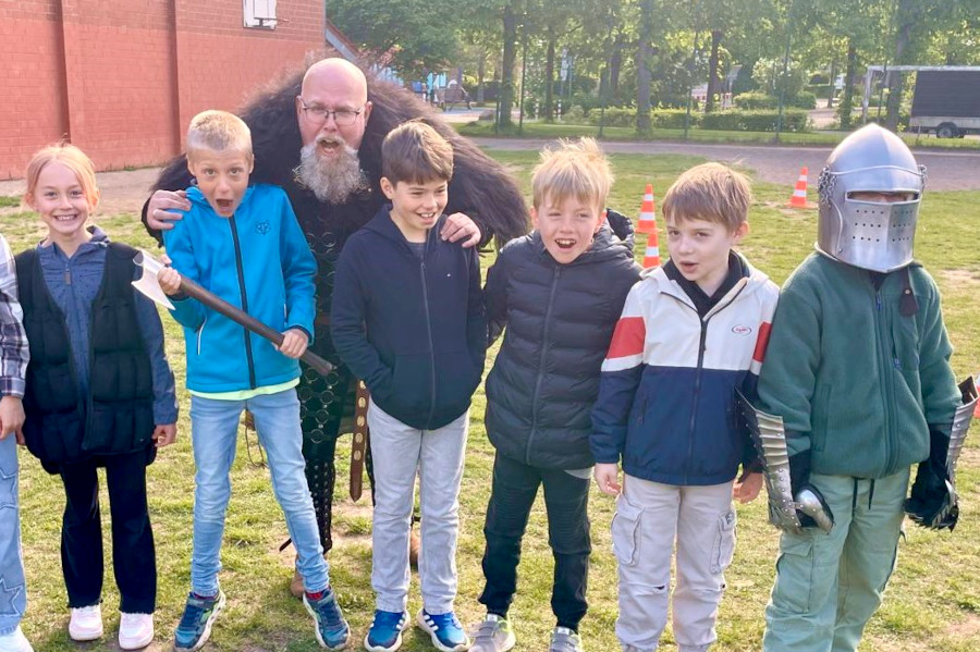 Kinder der Grundschule Nord beschäftigen sich mit dem Mittelalter. Foto: Grundschule Nord