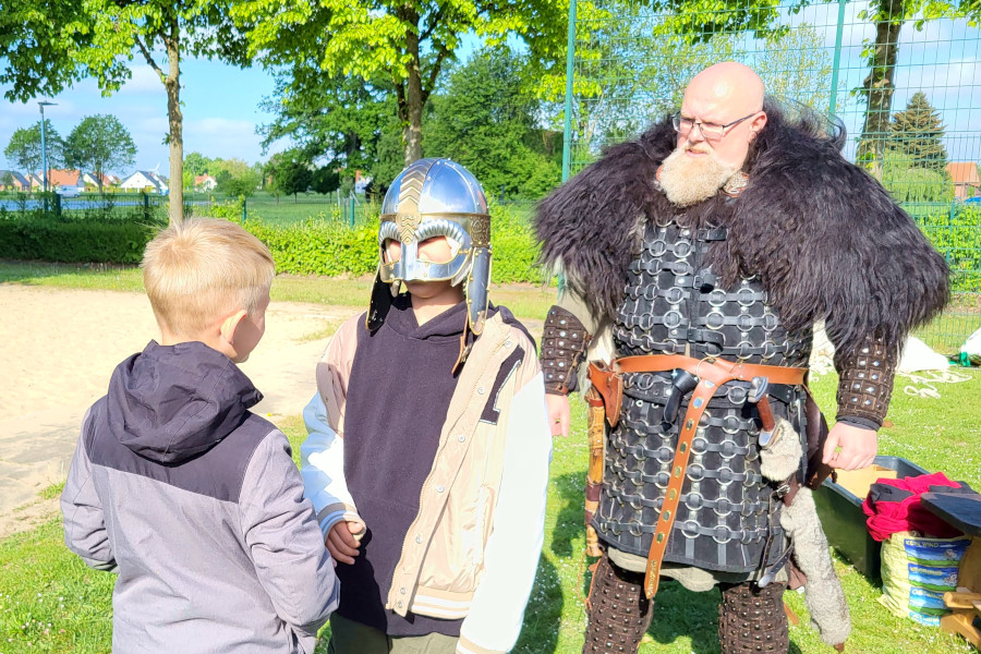Kinder der Grundschule Nord probieren Rüstungsteile aus. Foto: Grundschule Nord
