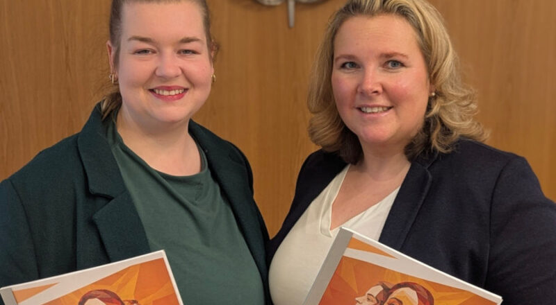 Nicole Krüger (rechts) und ihre Stellvertreterin Samantha Trzeciak-Hawes stellen den Gleichstellungsplan des Kreises Lippe vor. Foto: Kreis Lippe