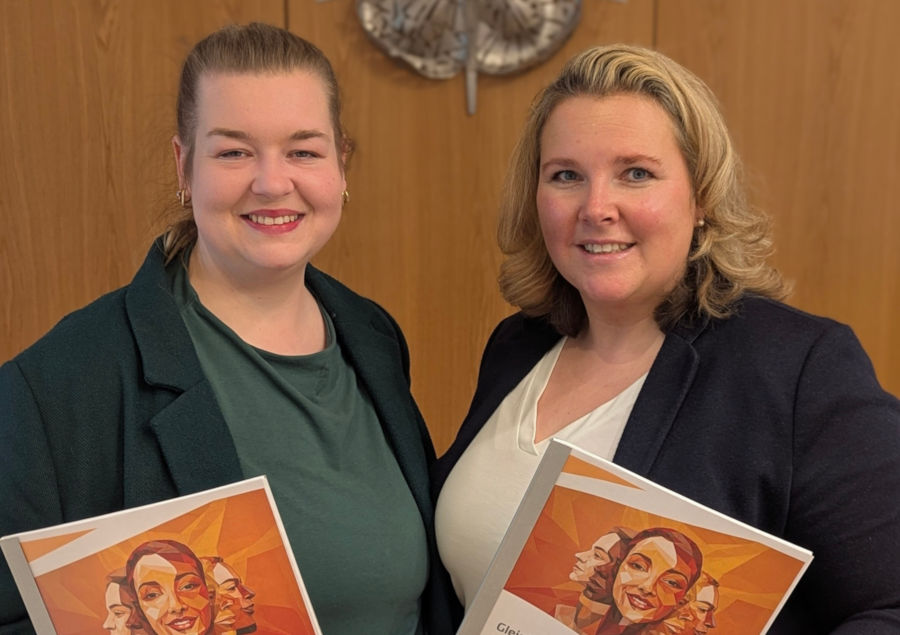 Nicole Krüger (rechts) und ihre Stellvertreterin Samantha Trzeciak-Hawes stellen den Gleichstellungsplan des Kreises Lippe vor. Foto: Kreis Lippe