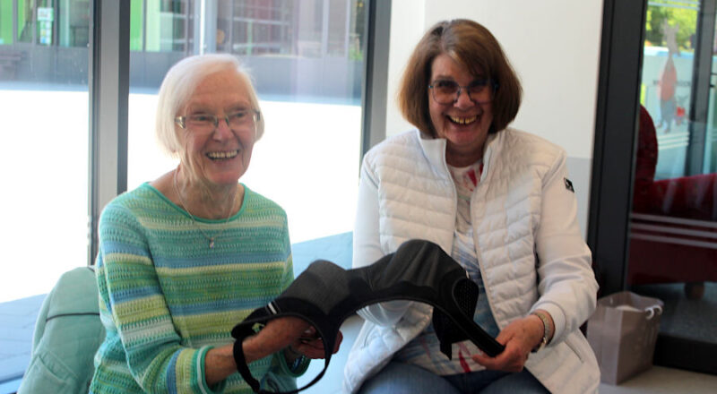 Erfreulich alltagstauglich erscheint der Sport-BH Irma Selhausen (links) und Ursula Starke. Foto: Christine Reuner