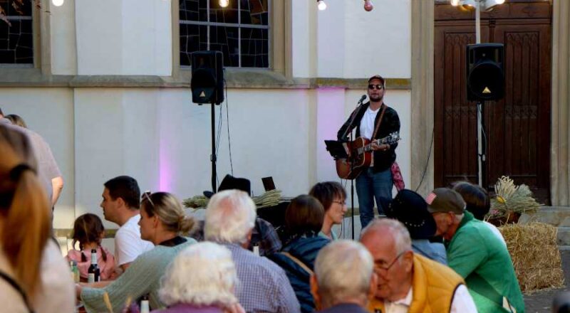 Sänger Nik Wallner war bei der evangelisch-reformierten Kirchengemeinde zu Gast. Foto: Thomas Dohna