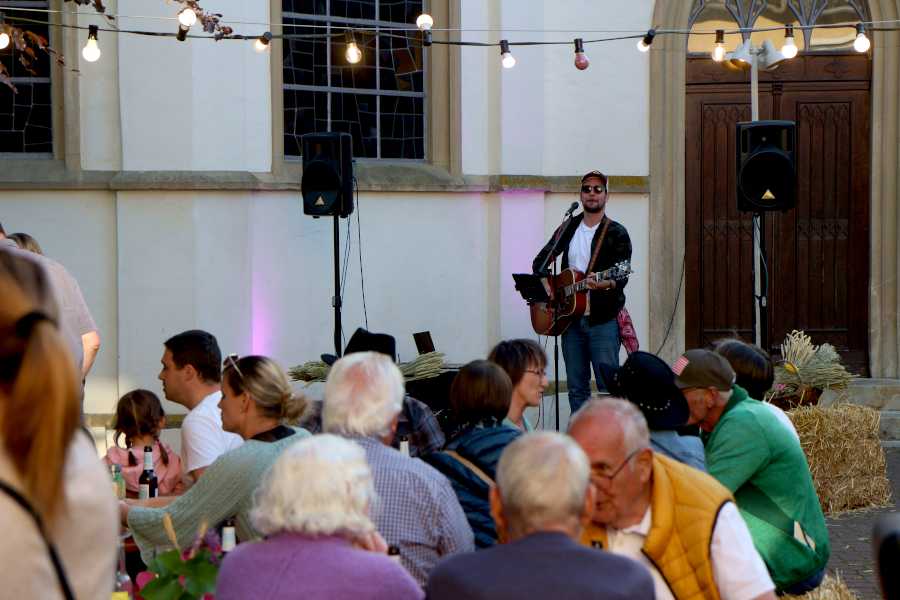 Sänger Nik Wallner war bei der evangelisch-reformierten Kirchengemeinde zu Gast. Foto: Thomas Dohna