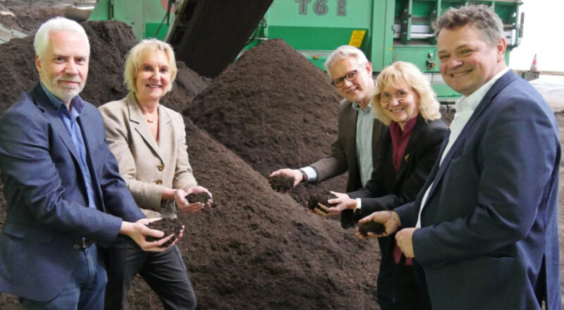 Thorsten Aust (Geschäftsführer der Abfallbeseitigungs-GmbH Lippe (ABG)), Ute Röder, Bert Schuhmacher (BezREg Detmold), Beatrix Wallberg und Martin Adamski (von links) präsentieren Kompost. Foto: Kreis Lippe