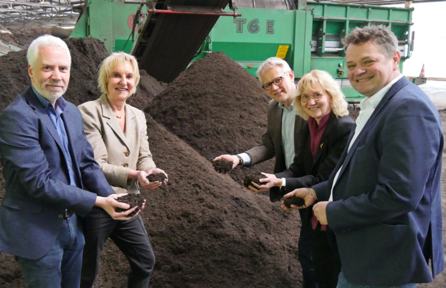 Thorsten Aust (Geschäftsführer der Abfallbeseitigungs-GmbH Lippe (ABG)), Ute Röder, Bert Schuhmacher (BezREg Detmold), Beatrix Wallberg und Martin Adamski (von links) präsentieren Kompost. Foto: Kreis Lippe