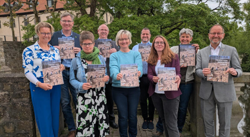 Mit Verbandsvorsteher Jörg Düning-Gast (ganz rechts) freuen sich die Kolleginnen und Kollegen über den Jahresbericht des Landesverbandes Lippe für das Jahr 2024 (von links): Silvia Herrmann (Leiterin Weserrenaissance-Museum und stellv. Leiterin Lippisches Landes-museum), Jochen Brunsiek (Leiter Kulturagentur), Dr. Christine Rühling (stellv. Direktorin Lippische Landesbibliothek), Andreas Tewes (Fach-bereichsleiter Personal & Organisation), Peggy Pfaff (Pressereferat), Marcos Canosa (Kämmerer), Stephanie Theuner (FB Denkmäler & Touristik) und Susanne Hoffmann (kommende Leiterin Forstabteilung). Foto: LVL