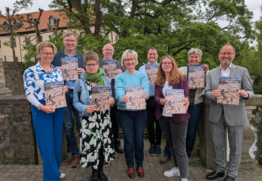 Mit Verbandsvorsteher Jörg Düning-Gast (ganz rechts) freuen sich die Kolleginnen und Kollegen über den Jahresbericht des Landesverbandes Lippe für das Jahr 2024 (von links): Silvia Herrmann (Leiterin Weserrenaissance-Museum und stellv. Leiterin Lippisches Landes-museum), Jochen Brunsiek (Leiter Kulturagentur), Dr. Christine Rühling (stellv. Direktorin Lippische Landesbibliothek), Andreas Tewes (Fach-bereichsleiter Personal & Organisation), Peggy Pfaff (Pressereferat), Marcos Canosa (Kämmerer), Stephanie Theuner (FB Denkmäler & Touristik) und Susanne Hoffmann (kommende Leiterin Forstabteilung). Foto: LVL