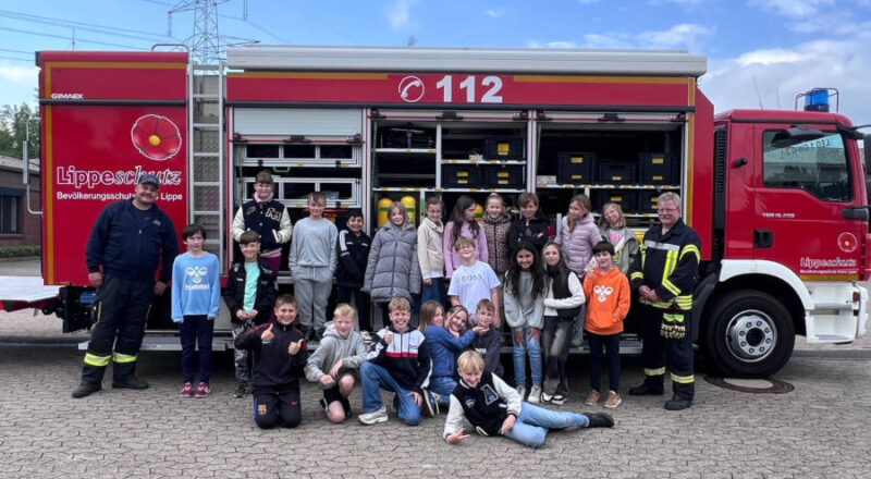 Der vierte Jahrgang der Grundschule Nord besuchte die freiwllige Feuerwehr Leopoldshöhe. Foto: Privat