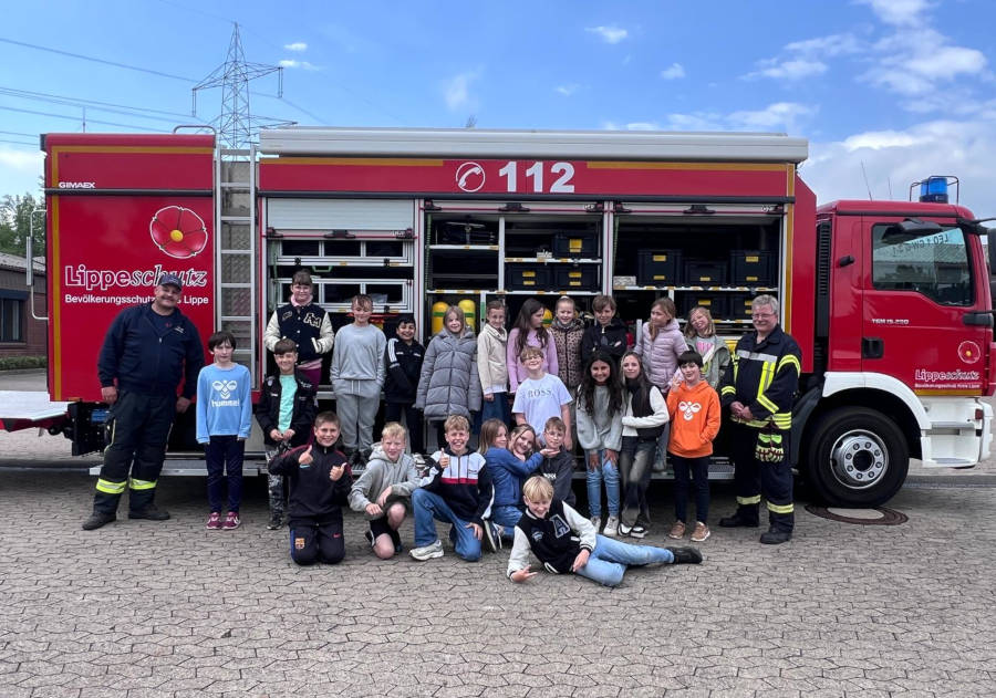 Der vierte Jahrgang der Grundschule Nord besuchte die freiwllige Feuerwehr Leopoldshöhe. Foto: Privat
