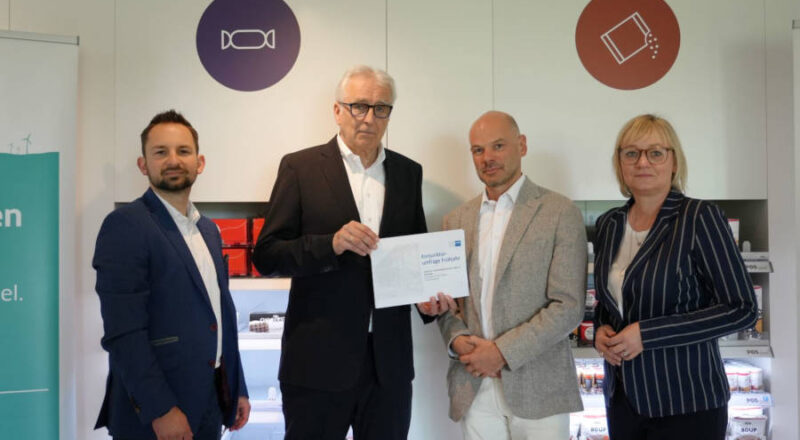 Stellen die IHK-Konjunkturumfrage für das Frühjahr 2025 vor: Timm Lönneker (Referent der IHK Lippe), Volker Steinbach (Präsident der IHK Lippe), Oliver Voßhenrich (Vizepräsident der IHK Lippe) und IHK-Hauptgeschäftsführerin Svenja Jochens (von links) Foto: IHK Lippe