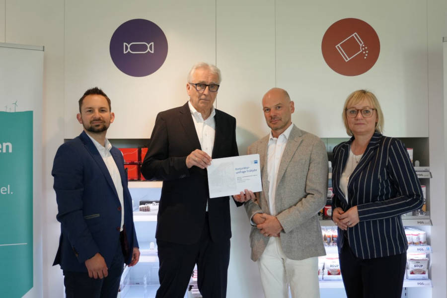 Stellen die IHK-Konjunkturumfrage für das Frühjahr 2025 vor: Timm Lönneker (Referent der IHK Lippe), Volker Steinbach (Präsident der IHK Lippe), Oliver Voßhenrich (Vizepräsident der IHK Lippe) und IHK-Hauptgeschäftsführerin Svenja Jochens (von links) Foto: IHK Lippe