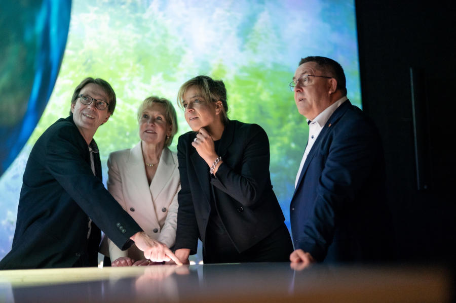 Ingo Möller (von links), Ute Röder und Landrat Dr. Axel Lehmann (rechts) zeigen NRW-Wirtschafts- und Klimaschutzministerin Mona Neubaur den interaktiven Globus bei der Eröffnung im Mai 2024. Foto: LTM GmbH, I.Fassbender