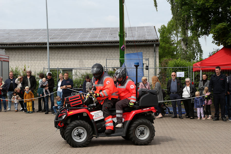Der Rettungsdienst des DRK Leopoldshöhe kommt mit dem neuen Quad zum Einsatzort. Foto: Edeltraud Dombert