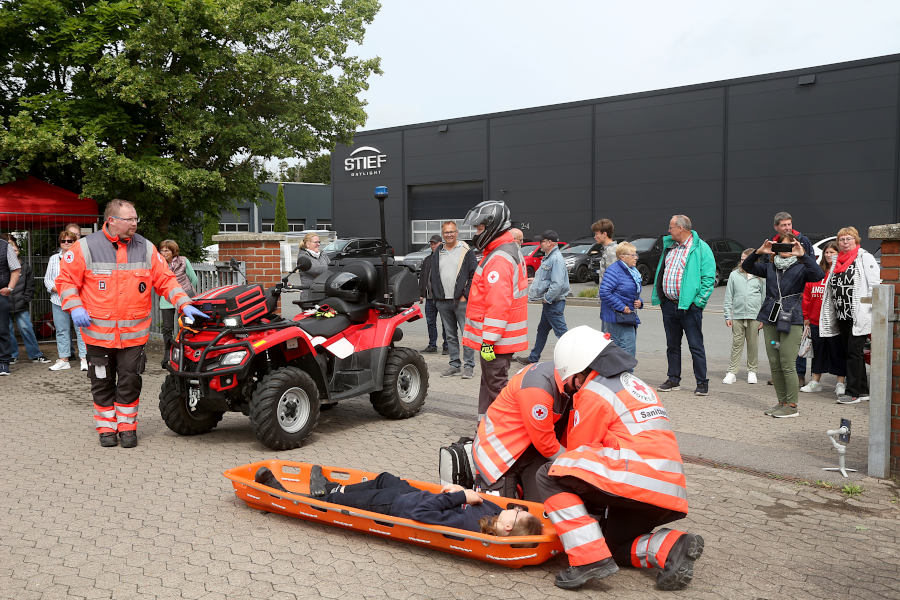 Die aus dem Fahrzeug geborgene Person wird auf einer Trage vom Jugend-Rotkreuz erstversorgt. Foto: Edeltraud Dombert