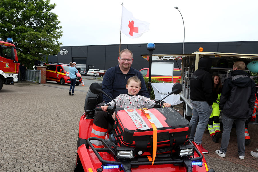 Christian Aufenberg, Rotkreuzleiter für Leopoldshöhe probiert mit Swantje das neue Quad des Rettungsdienstes aus. Foto: Edeltraud Dombert