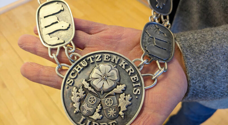 Blick auf die Schützenkette: Zwei neue Glieder mit der Abbildung der Externsteine wurden eingefügt, zudem wurde im Wappen des Schützenkreises Lippe der Buchstabe „N“ ergänzt. Foto: LVL