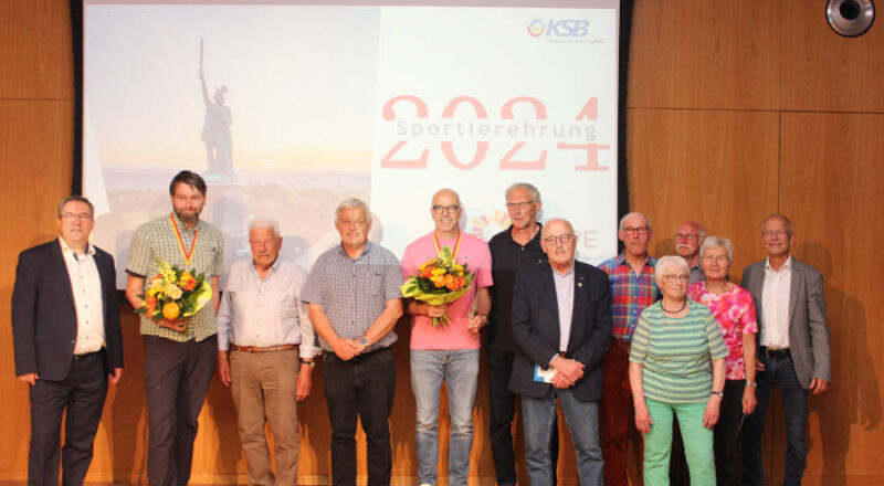 Freuen sich über die Ehrung (von links nach rechts): Landrat Axel Lehman, Samuel Brockmüller, Erich Buschhart, Wolfgang Siefert, Ulrich Ratsch, Bernd Hoffmann, Ernst Schröder, Detlef Korioth, Regina Schremmer, Reinhold Osterhaus, Heidemarie Grotegut und KSB-Präsident Friedhelm Böger. Foto: Kreis Lippe