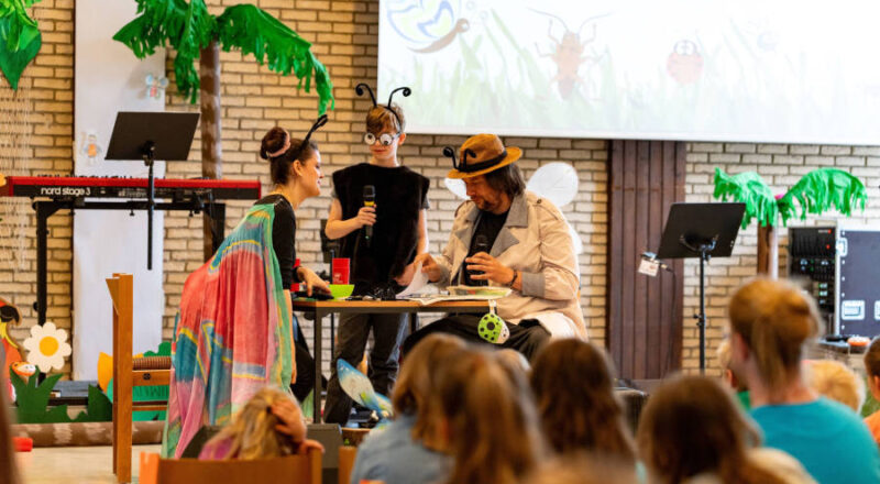 Die Insektentheatergruppe spielt vor den Kindern in der Kinderbibelwoche der Mennonitengemeide Bechterdissen. Foto: Privat